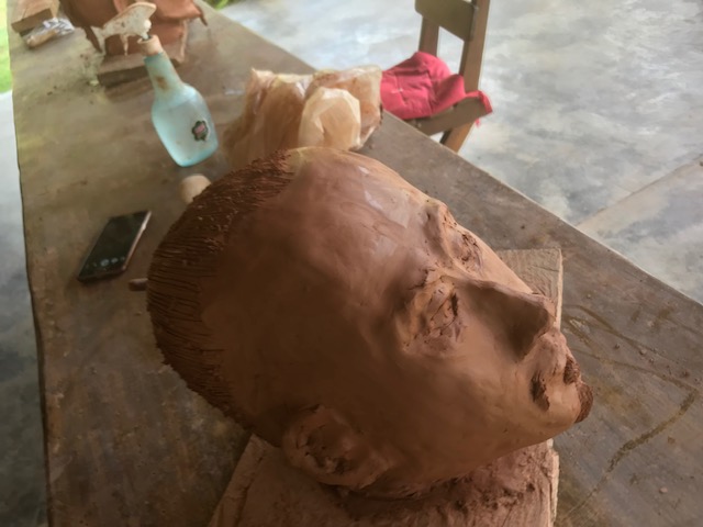 “Guerreiro Chinês em 2040”, Justino, escultura em argila, 2019.