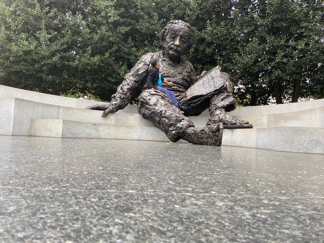 Memorial Albert Einstein, Washington, EUA. Obra de Robert Berks, bronze.