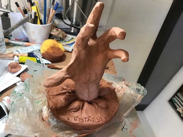 “Então, Só Havia Escuridão”, Justino, escultura em argila, 2019.