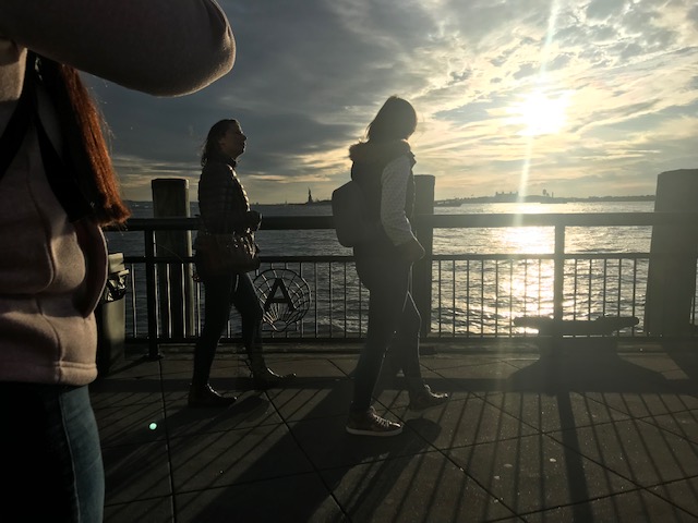 "Pôr do sol com pequena Estátua da Liberdade", Jusitno, fotografia, 2019.