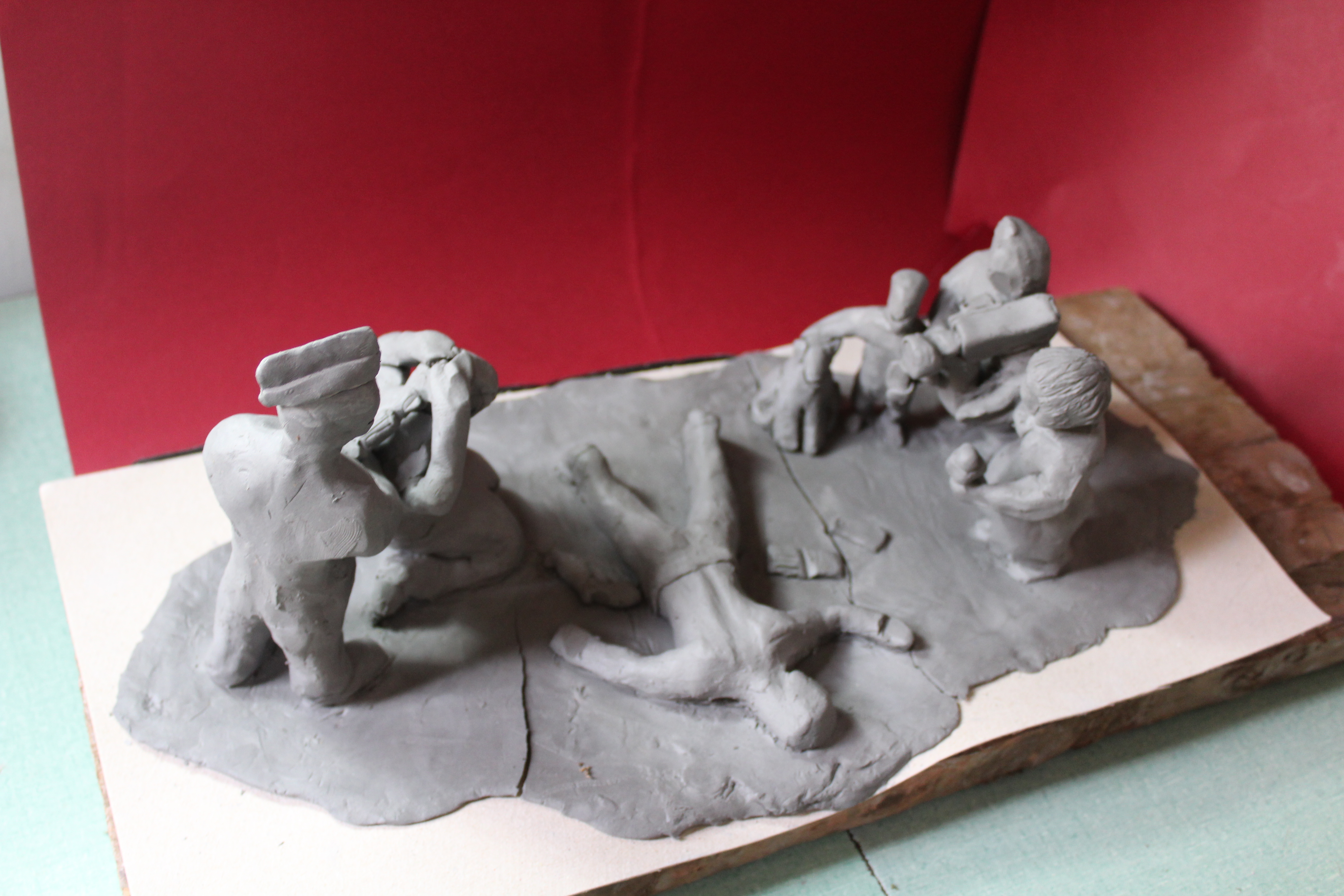 Brasil 2120 - 1: "Ela deu o furo; Ele levou o furo", Justino, escultura em clay, 2020.