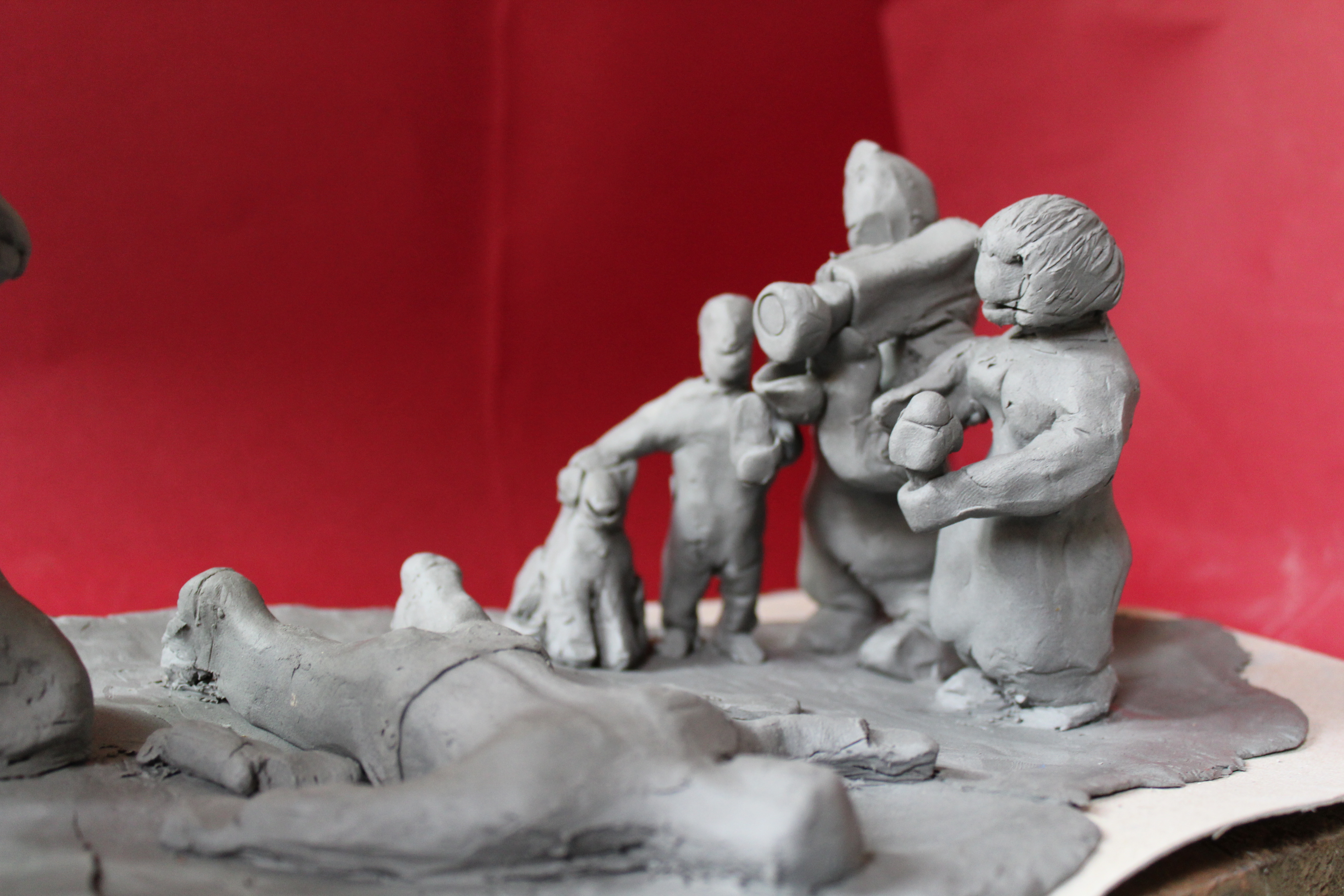 Brasil 2120 - 1: "Ela deu o furo; Ele levou o furo", Justino, escultura em clay, 2020.