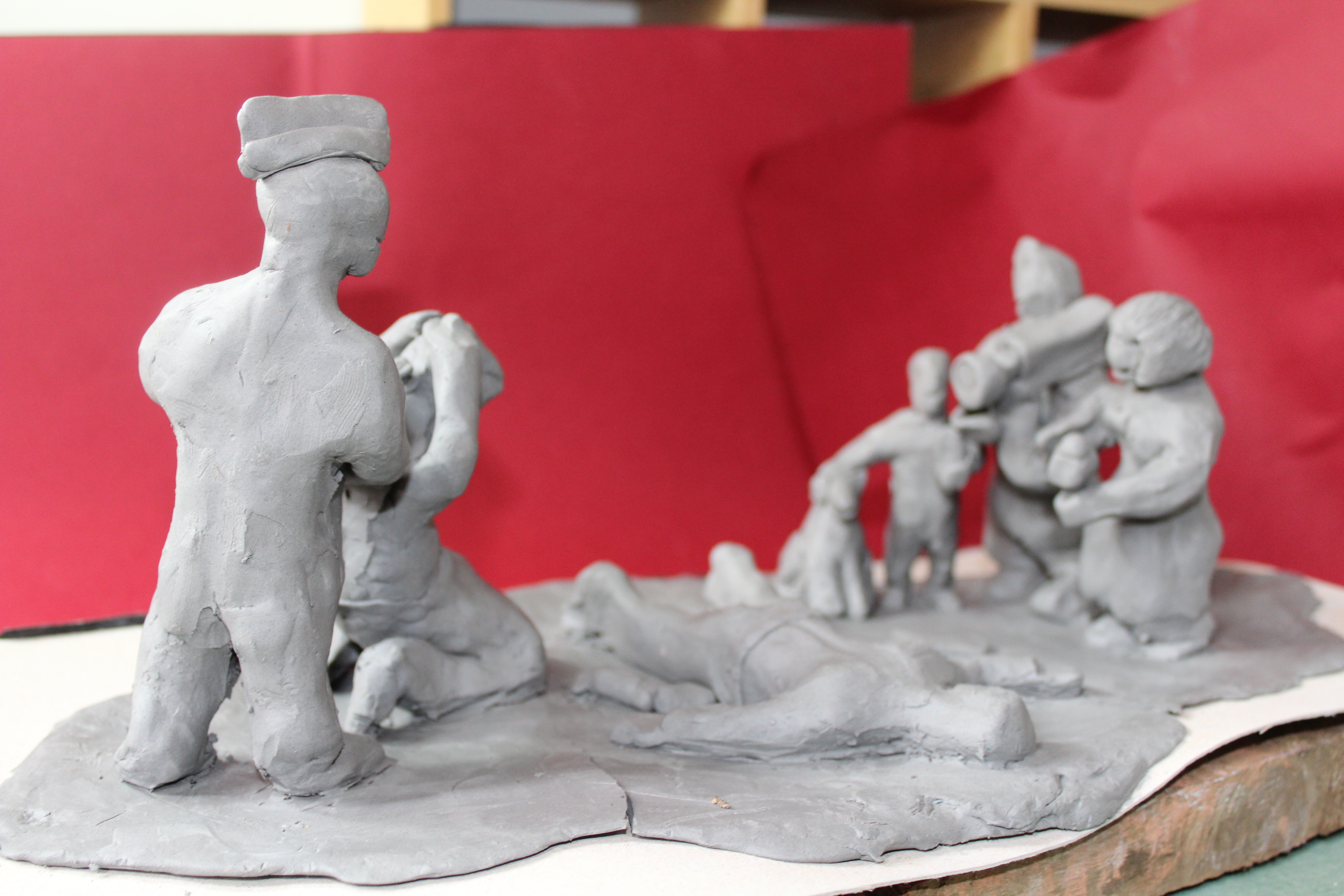 Brasil 2120 - 1: "Ela deu o furo; Ele levou o furo", Justino, escultura em clay, 2020.