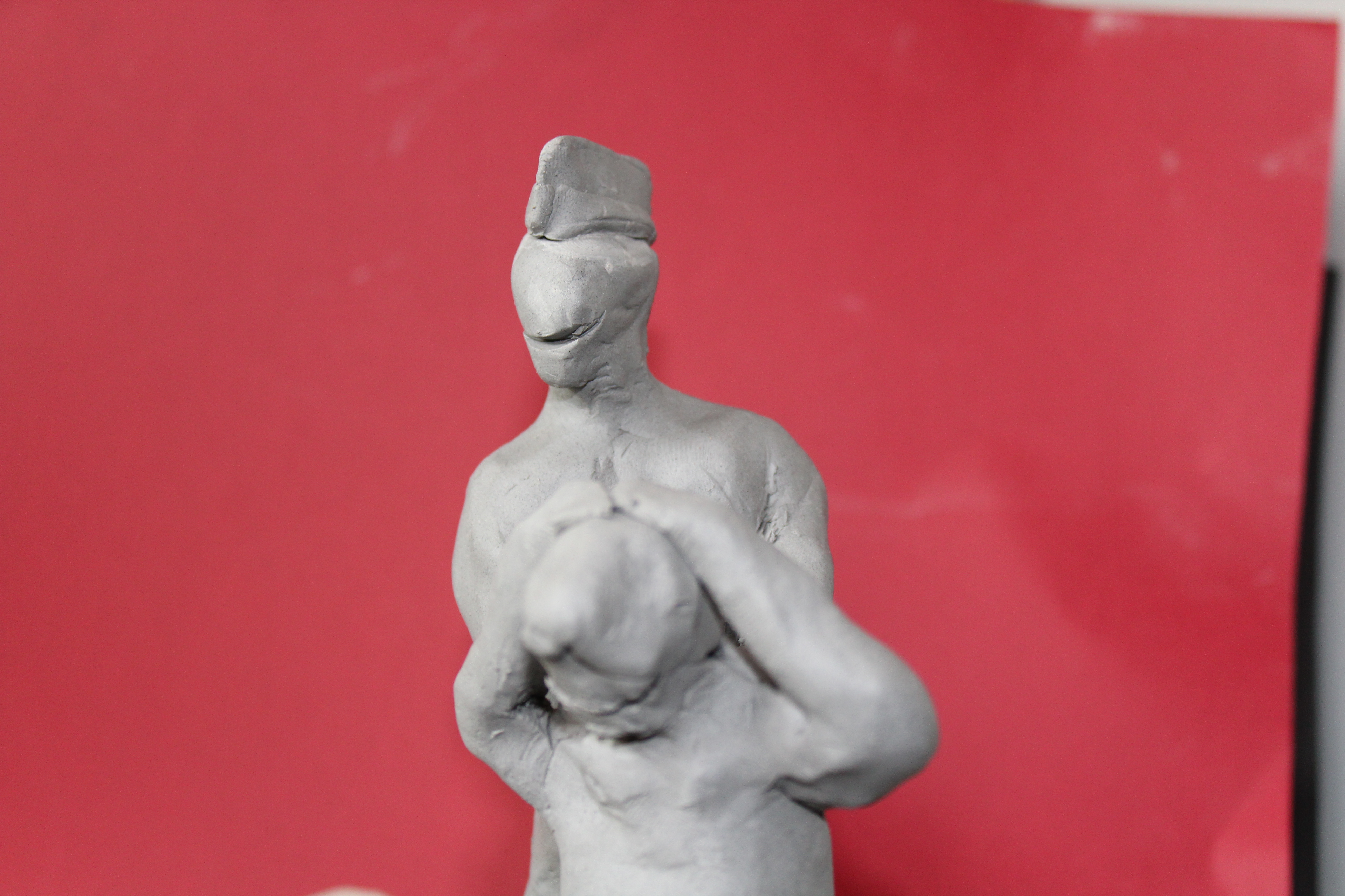Brasil 2120 - 1: "Ela deu o furo; Ele levou o furo", Justino, escultura em clay, 2020.