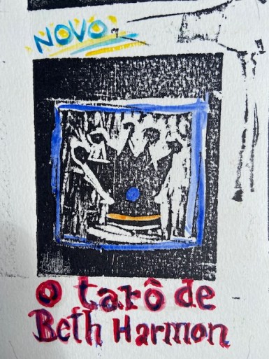 "O Tarô de Beth Harmon", Justino, xilogravura e guache em papel, 2020.