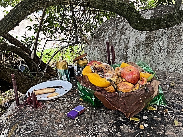 Deuses e Homens: Natureza MOrta com Ebó, Justino, fotografia digital, 2021.