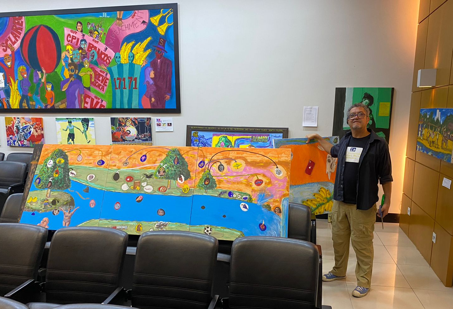 Tríptico "Árvore vida -Rio tempo". À direita, Justino