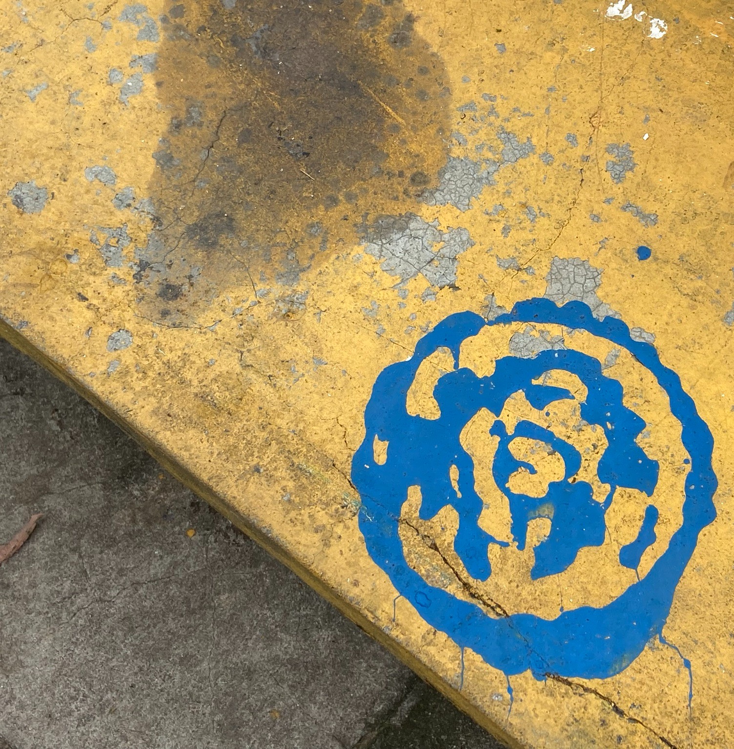 Rosto azul com pensamentos negativos 2021 Fotografia