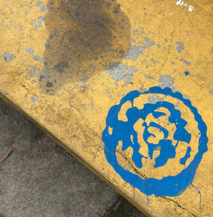 Composições Urbanas – 49: Rosto azul com pensamentos&nbsp;negativos