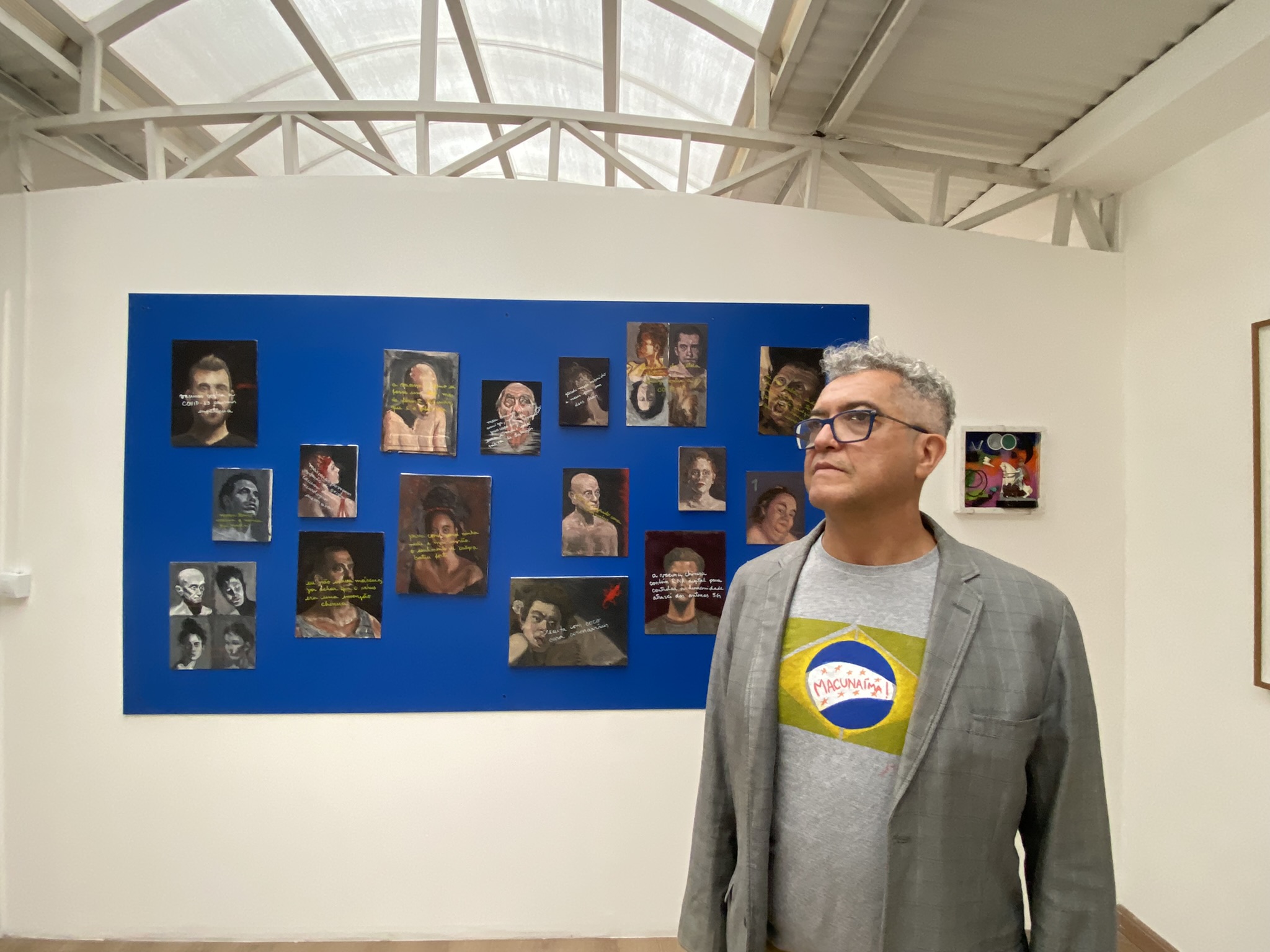 Segunda exposição da Casa Tato 5: ao fundo, "As regras do contágio", 2022