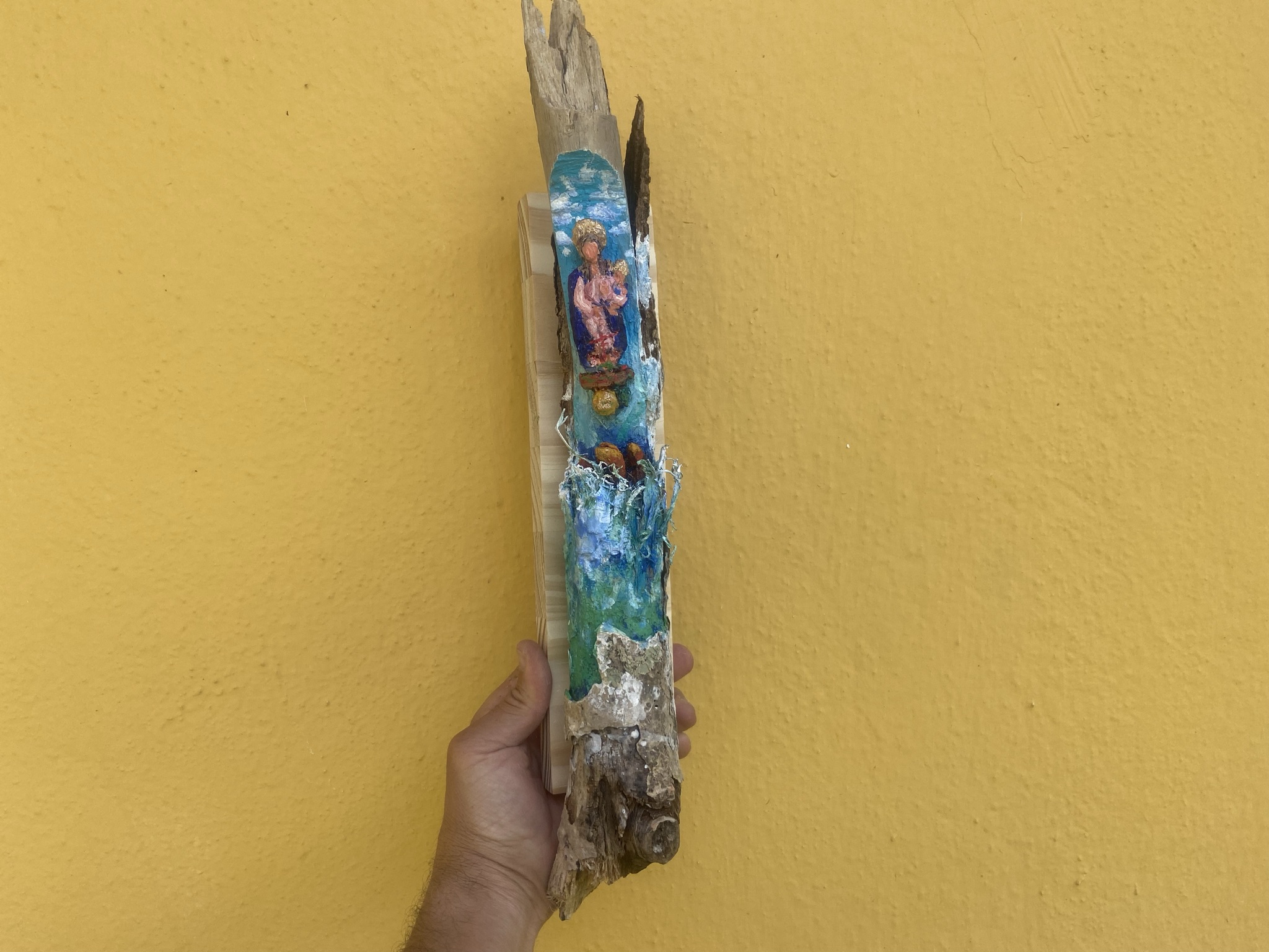 Santeria: Nossa Senhora Dos Navegantes acode marinheiros portugueses atacados por monstros marinhos imaginários 2021 Escultura em madeira achada no mangue