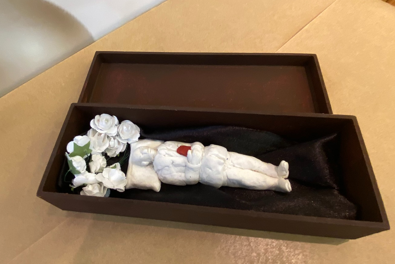 Instagramáveis - 3 Instalação com escultura, tecido e caixa de madeira