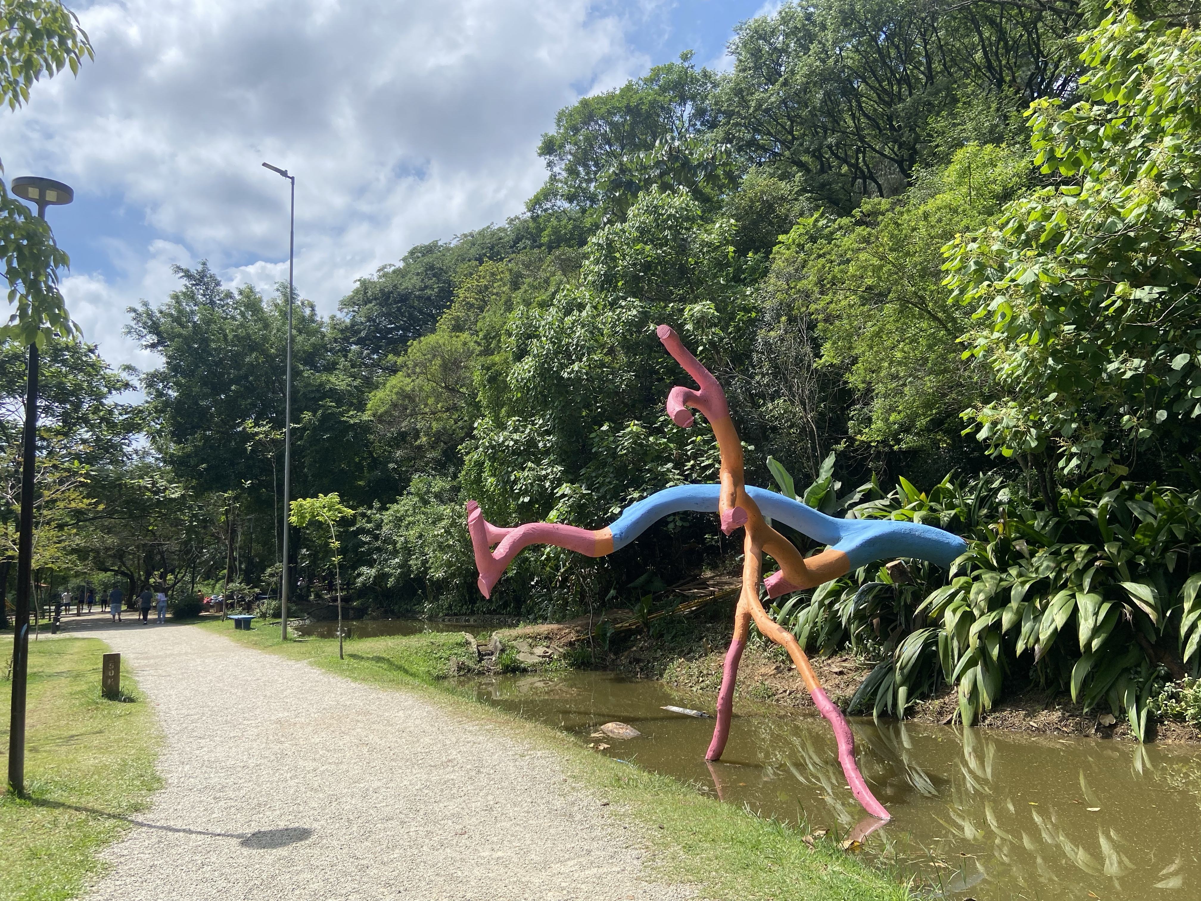 O Recomeço 2021 Escultura localizada no Bosque Maia, Guarulhos. INtervenção sobre copaíba derrubada pelo vento.