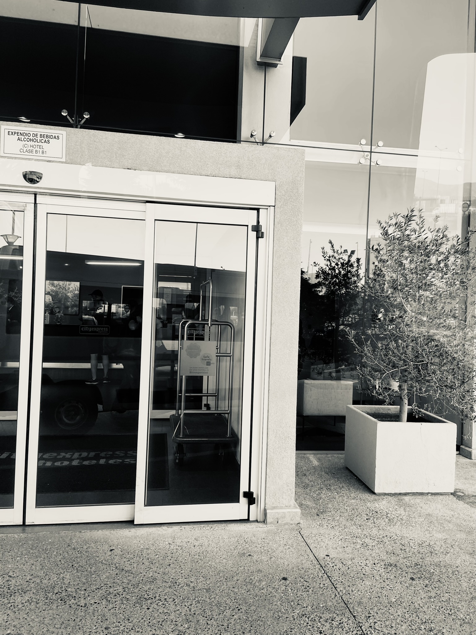 "Não-lugar" Justino, Fotografia, dimensões diversas, 2022.