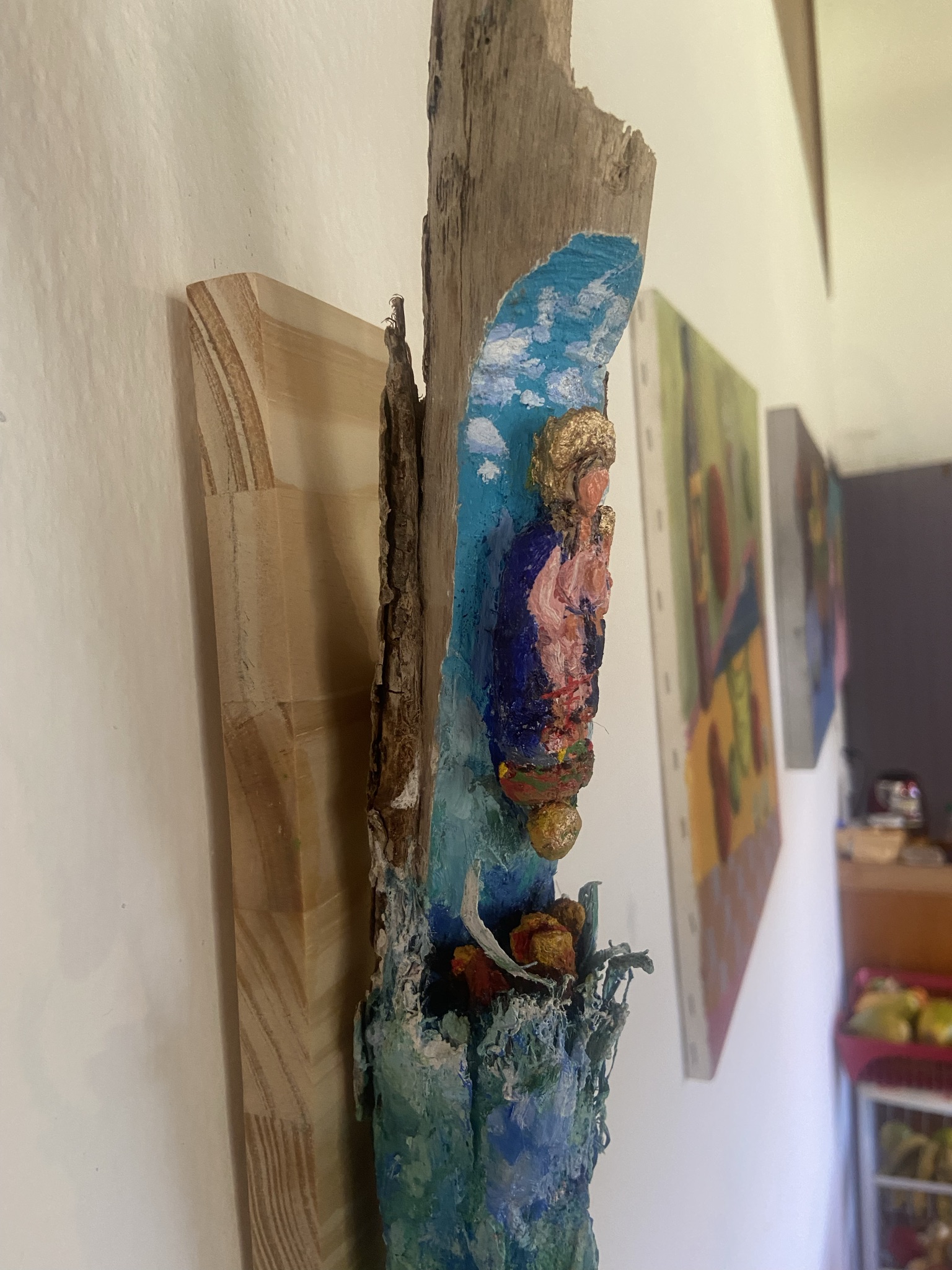 Santeria: Nossa Senhora Dos Navegantes acode marinheiros portugueses atacados por monstros marinhos imaginários 2021 Escultura em madeira achada no mangue