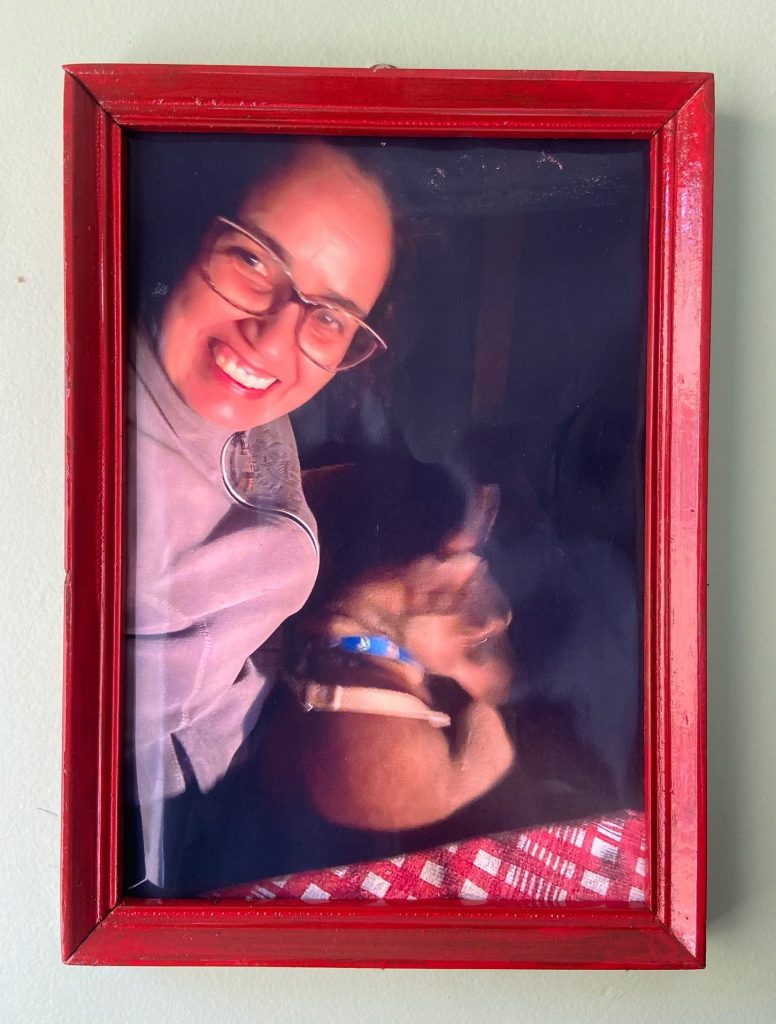 "Suzi & Pablo", Justino, foto digital impressa em moduraachada na rua Marquês de Itu e pintada com óleo, 2021.