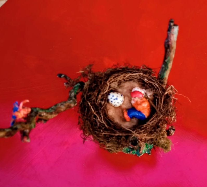 O repouso do andarilho, com fada
Jusitno, 2025
EScultura moltada em massa de bijou, pintada em acrílica e montada em ninho achado.2025.